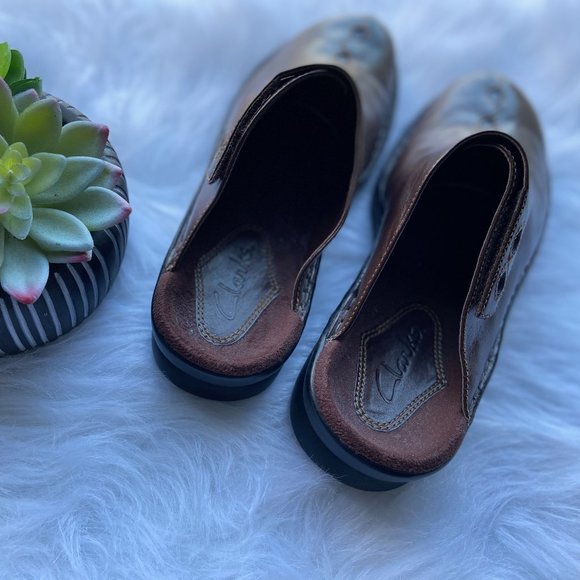 *SOLD* Clarks 7N Brown Adjustable Strap Slip - Picture 5 of 7